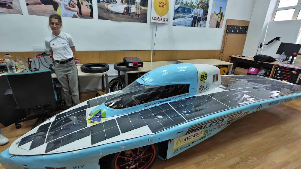 Mașina viitorului a fost creată de 40 de studenți de la Universitatea Tehnică din Cluj-Napoca. Proiectat și realizat ca un vehicul 100% solar, acest automobil cântărește sub 200 de kilograme. Echipa se pregătește acum pentru una dintre cele mai prestigioase competiții de mașini solare din lume, care se va desfășura în Australia.